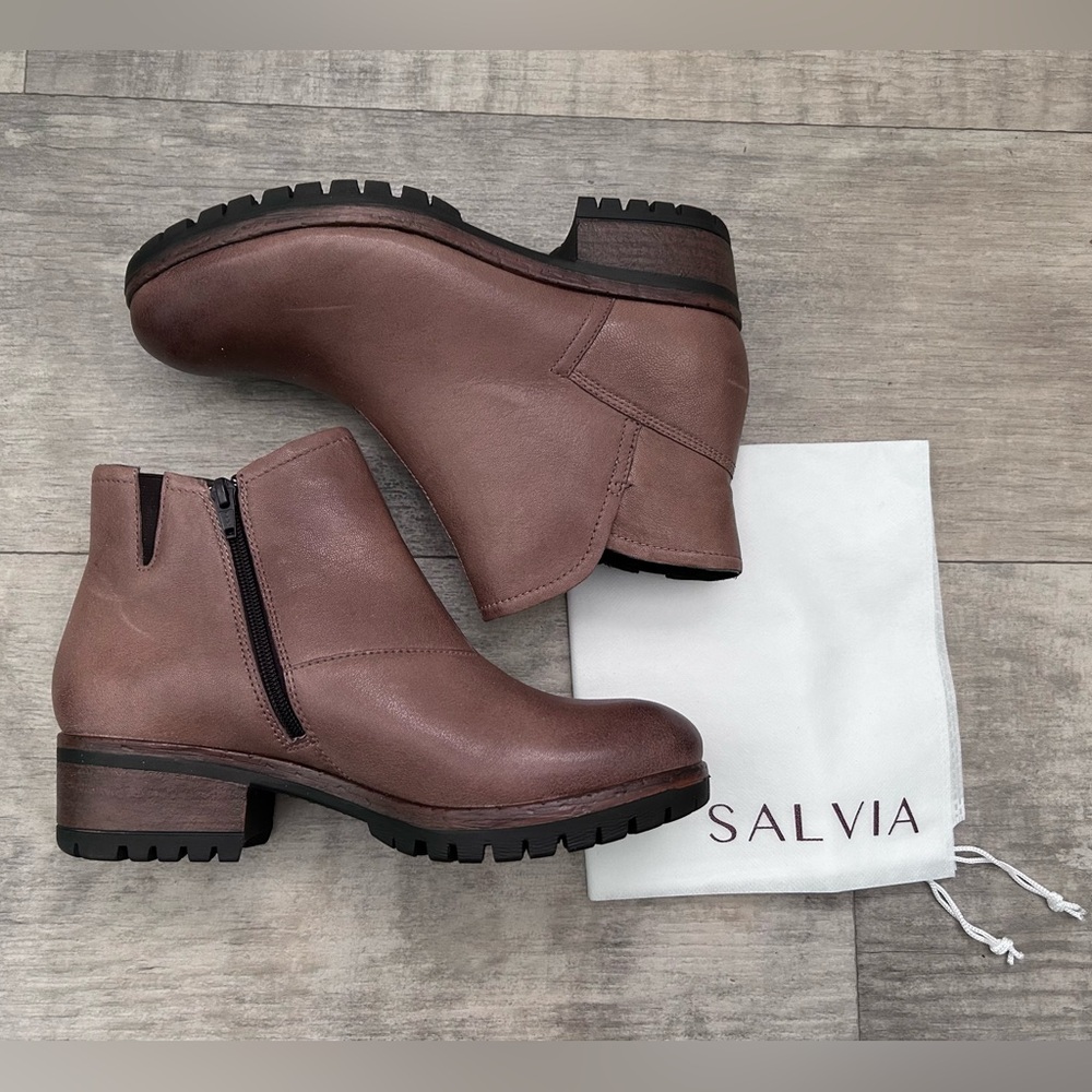 New in box Salvia Women's Chi
Brown Leather Ankle Boots size 10M US/41 EU
